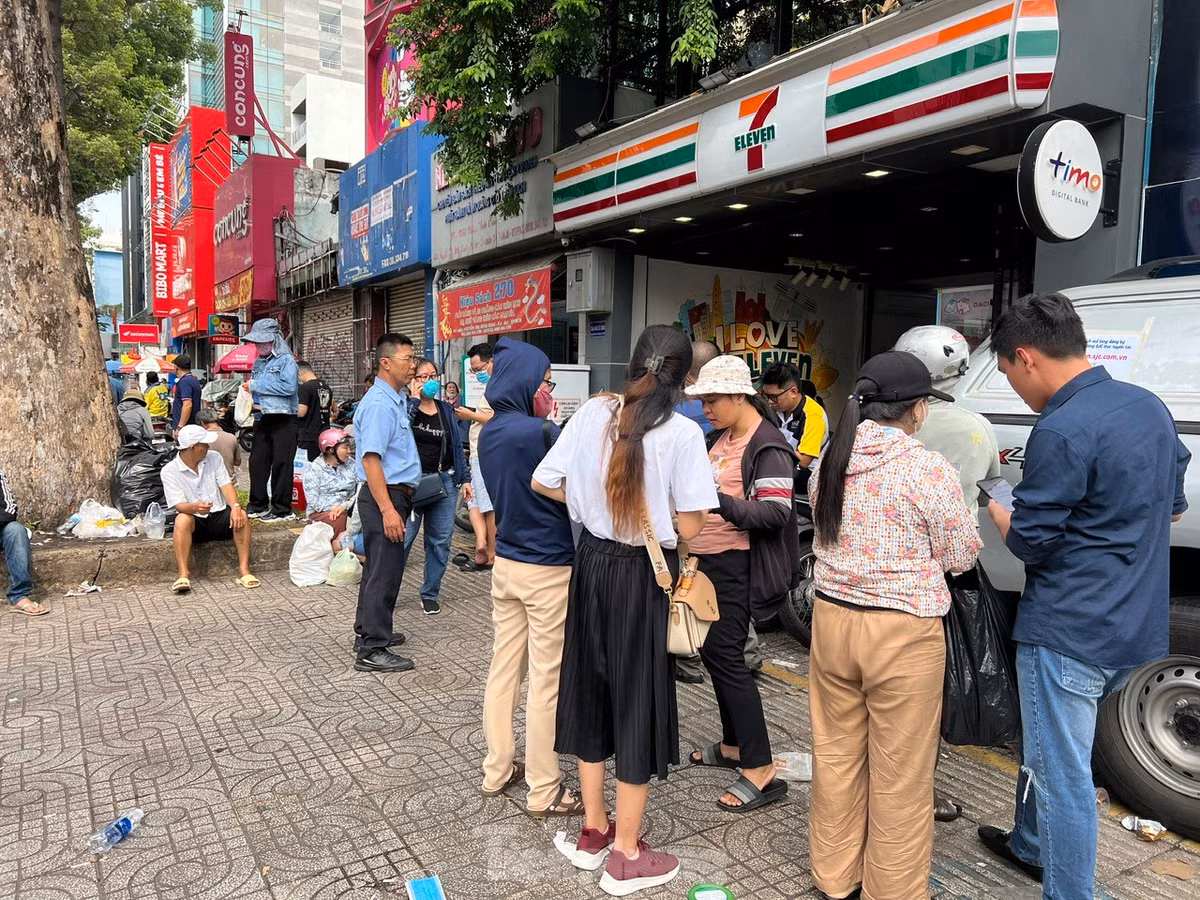 Bên ngoài, vẫn còn nhiều khách chưa nắm được thông tin Công ty SJC đã chuyển sang bán vàng online, nhiều người chia sẻ mã QR để khách hàng cùng đăng ký.