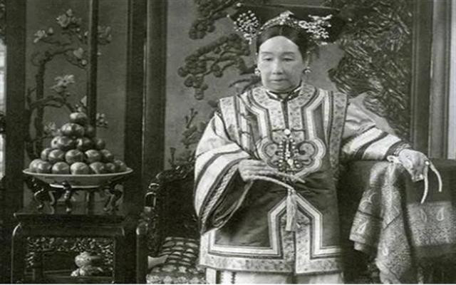 br/> Từ Hy Thái hậu thích chụp ảnh: Những năm cuối đời, Từ Hi Thái Hậu rất thích chụp ảnh, thủ thuật du nhập từ phương Tây để lưu lại những hình ảnh chân thật. 