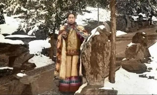  Từ Hi ban đầu rất ghét những điều này, nhưng dưới sự ảnh hưởng của công chúa Dụ Đức Linh, Từ Hi Thái Hậu đã đam mê nhiếp ảnh, nhờ vậy, hàng loạt những hình ảnh thực tế đã được lưu lại cho các nhà nghiên cứu lịch sử. 