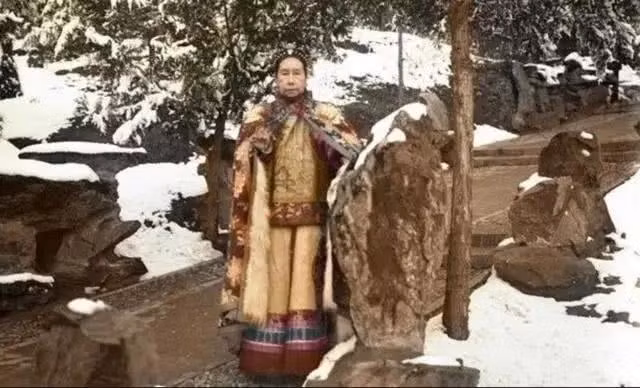  Từ Hi ban đầu rất ghét những điều này, nhưng dưới sự ảnh hưởng của công chúa Dụ Đức Linh, Từ Hi Thái Hậu đã đam mê nhiếp ảnh, nhờ vậy, hàng loạt những hình ảnh thực tế đã được lưu lại cho các nhà nghiên cứu lịch sử. 