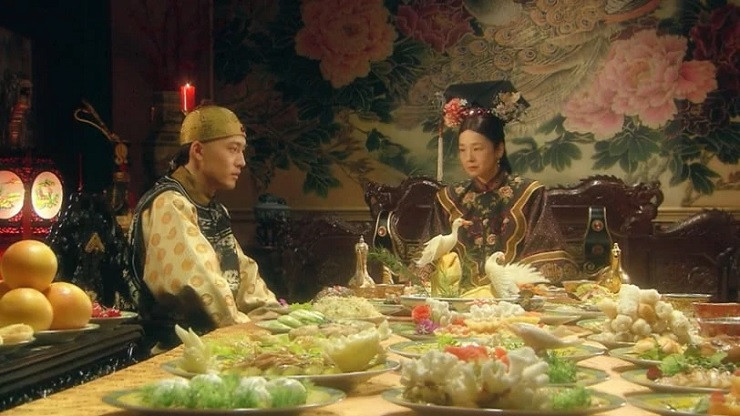  Thưởng thức những món ăn ngon: Một sự thật nổi tiếng là Từ Hi Thái hậu theo đuổi những món ăn ngon. Theo ghi chép, Từ Hi Thái hậu đã chi tới 70.000 lạng bạc chỉ riêng cho thực phẩm mỗi năm. 