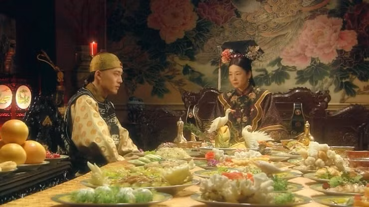  Thưởng thức những món ăn ngon: Một sự thật nổi tiếng là Từ Hi Thái hậu theo đuổi những món ăn ngon. Theo ghi chép, Từ Hi Thái hậu đã chi tới 70.000 lạng bạc chỉ riêng cho thực phẩm mỗi năm. 