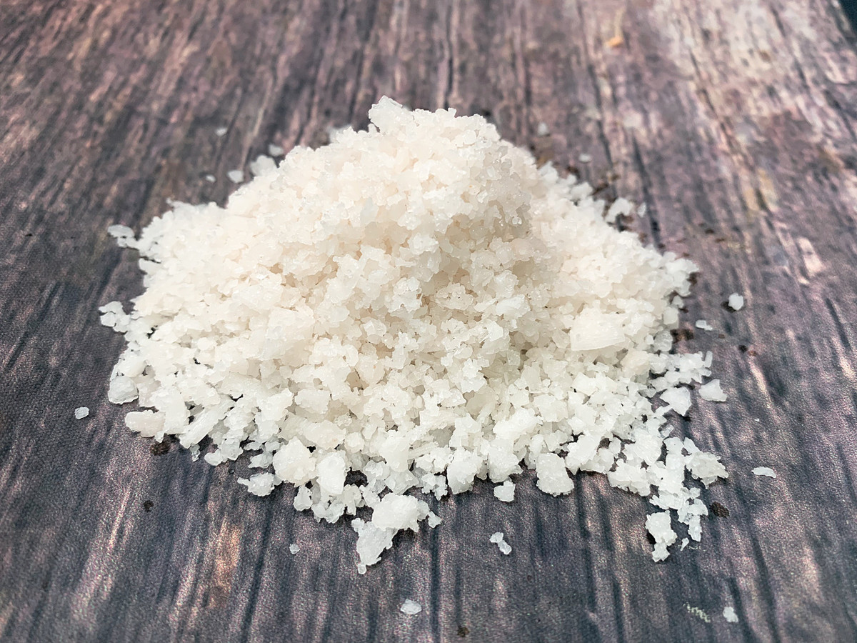  Muối không chỉ là loại gia vị không thể thiếu trong gian bếp của mỗi gia đình. Theo quan niệm dân gian, muối được xem như một loại bùa dùng để ‘xả xui’, xua đuổi tà ma, tẩy uế, rước may mắn vào nhà.