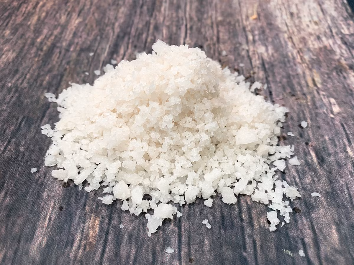  Muối không chỉ là loại gia vị không thể thiếu trong gian bếp của mỗi gia đình. Theo quan niệm dân gian, muối được xem như một loại bùa dùng để ‘xả xui’, xua đuổi tà ma, tẩy uế, rước may mắn vào nhà.