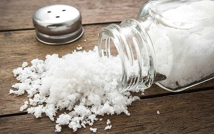  Làm lọ muối phong thủy: Vì có khả năng làm suy yếu âm khí, trừ yêu đuổi ta nên muối sẽ giúp trấn giữ bình an cho gia đình bạn. Chỉ cần chuẩn bị một lọ thủy tinh, một ít muối và 6 đồng tiền xu. 