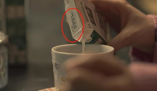 Trong cảnh quay Lưu Diệc Phi pha sữa cho sếp, thương hiệu sữa này ra mắt từ năm 2021 và hộp sữa mà cô sử dụng có sẵn thông tin được sản xuất năm 2023.