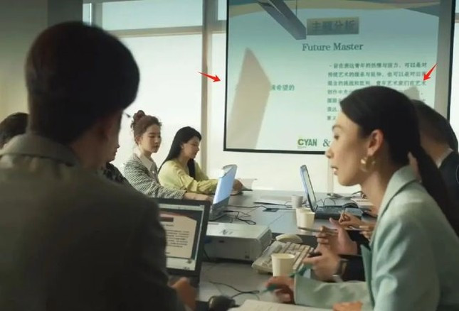 Trong một cảnh quay khác, dường như nhân viên không hề nhìn lên bảng chiếu. Bởi nếu theo dõi bảng chiếu rất khó chấp nhận việc máy tính in bóng lên bảng, che mất chữ và số liệu như trong ảnh.