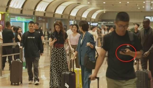 Tại sân bay, khi Hoàng Diệc Mai và Tô Canh Sinh (Vạn Thiến đóng) sử dụng điện thoại đời cũ thì một diễn viên quần chúng lại dùng điện thoại thông minh màn hình cảm ứng.