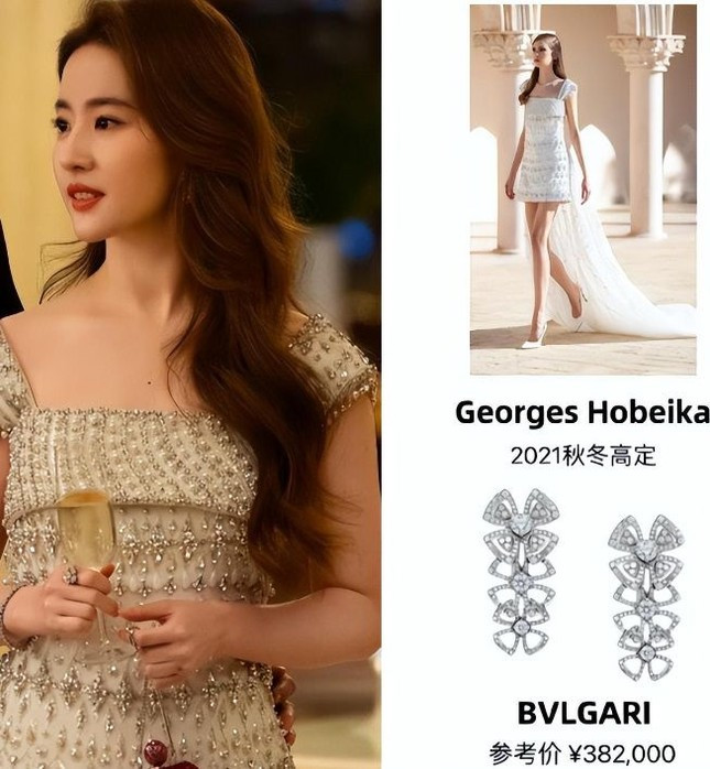 Bên cạnh đó, phim được quay vào những năm từ 2001 trở đi, thời trang, đồ dùng đều mang hình dáng của một thời công nghệ chưa phát triển. Để khán giả có cảm nhận đúng về thời đại, đoàn phim đã tìm những vật dụng ngày xưa, nhưng lại bỏ sót nhiều chi tiết đáng chú ý. Ví dụ trang phục của nữ chính Lưu Diệc Phi được thiết kế quá hiện đại, khiến người xem khó hòa nhập với bối cảnh. Mái tóc của Lưu Diệc Phi không thay đổi suốt 20 năm cuộc đời.