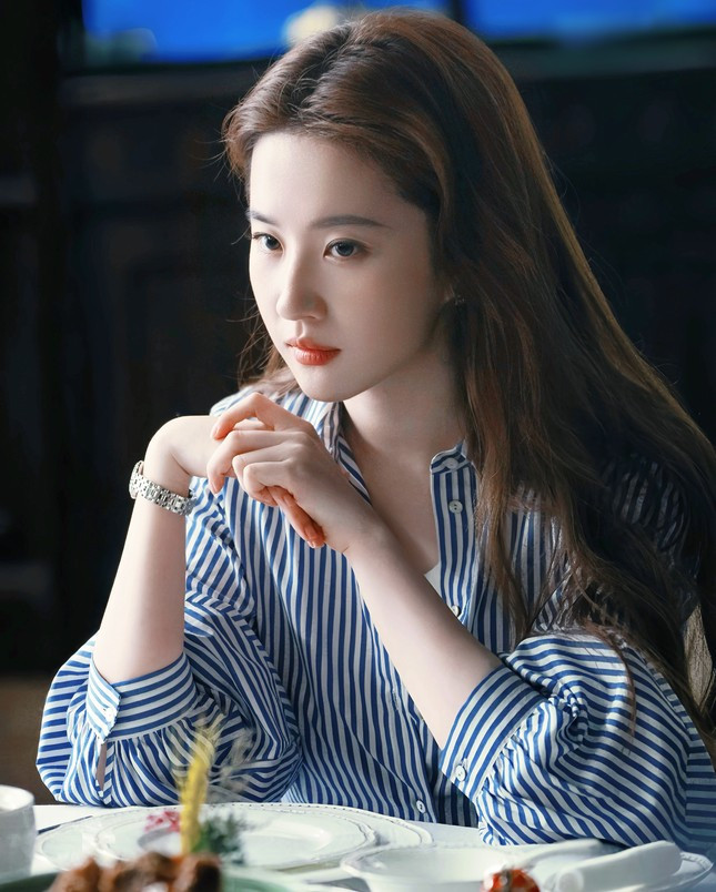 Theo 163, một bộ phim quay ở thời kỳ cũ ăn điểm ở những chi tiết nhỏ, khiến khán giả như sống đúng với thời đại đó. Trong các phim cổ trang cũng nghiêm ngặt việc có đồ vật hiện đại lọt vào ống kính. Câu chuyện hoa hồng lấy bối cảnh những năm 2000 nhưng chưa làm tốt điều này. Tuy nhiên, phim vẫn gây ấn tượng nhờ thành tích tốt, nội dung nhiều ý nghĩa đem lại những bài học quý giá về cuộc sống, tình yêu, hôn nhân.