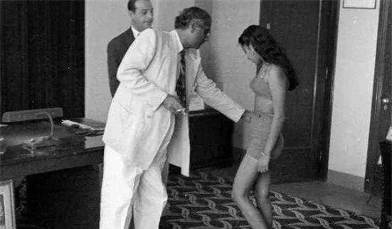  Ngành công nghiệp điện ảnh và truyền hình đã phát triển từ lâu. Nhiều diễn viên cần casting mới có thể được tham gia vào đoàn phim để quay phim. Bức ảnh này là cảnh một đạo diễn Ấn Độ đang dùng tay trái chạm vào eo của nữ diễn viên trong một buổi thử vai vào năm 1951.