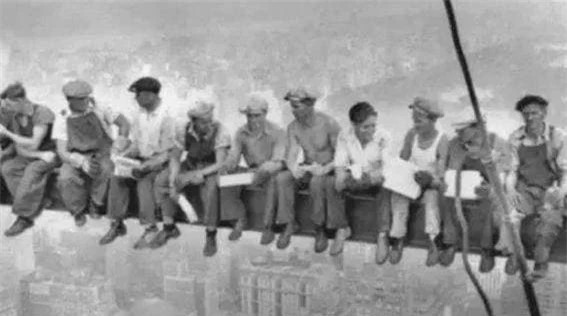 Cách đây hơn 90 năm, có một bức ảnh mang tên "Lunch atop a Skyscraper" của nhiếp ảnh gia Charles C. Ebbets từng làm rúng động nước Mỹ khi ghi lại hình ảnh ăn trưa của công nhân. Địa điểm ăn trưa trong bức ảnh không phải là nơi bình thường mà họ ngồi trên xà ngang, vắt vẻo trên độ cao 256 mét giữa thành phố New York.