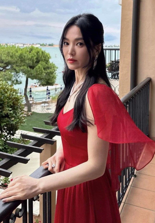 Dien mao moi phien ban ruc ro cua Song Hye Kyo-Hinh-3