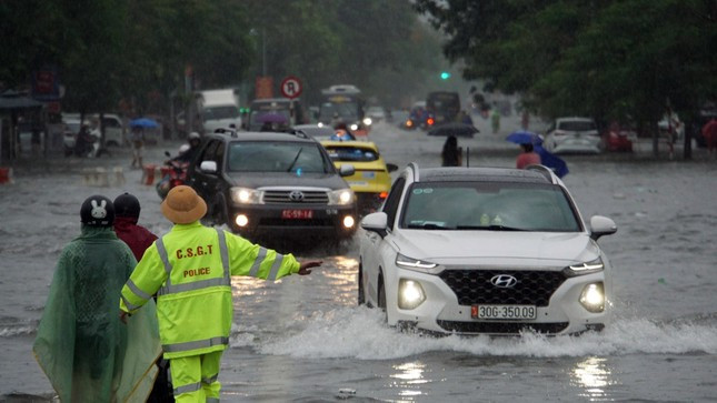 Tại khu vực Lạch Tray, gần Đại học Hàng hải Việt Nam, nước ngập sâu dọc tuyến phố dài từ sáng sớm. Lực lượng cảnh sát giao thông được huy động tới hỗ trợ hướng dẫn phân luồng, song tuyến phố này vẫn kẹt cứng do ngập.