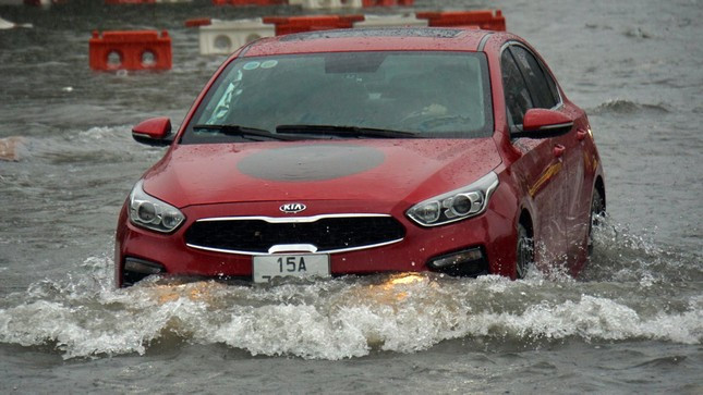 Nhiều tài xế lái ô tô con chật vật qua khu vực nước ngập sâu trên phố Lạch Tray.