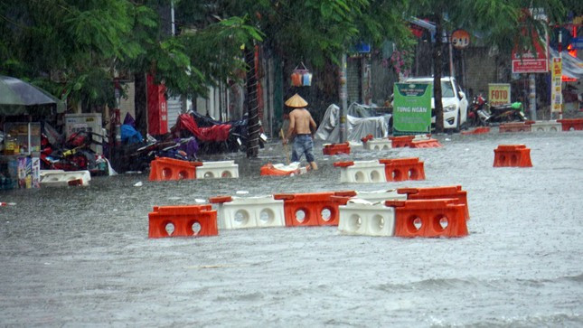 Khu vực gần cầu Rào - Lạch Tray, hàng loạt dải phân cách bị sóng nước mưa đánh dạt vào vỉa hè.