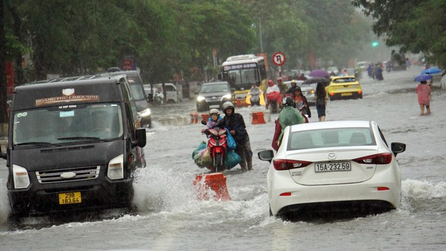 Theo ghi nhận của PV, các trục đường chính trung tâm Hải Phòng, như: Lạch Tray - Cầu Đất - Tô Hiệu; Lê Hồng Phong - Đà Nẵng - Lê Lợi... mưa ngập sâu 30-50cm. Mưa ngập khiến các phương tiện di chuyển khó khăn, nhiều điểm giao thông tê liệt.
