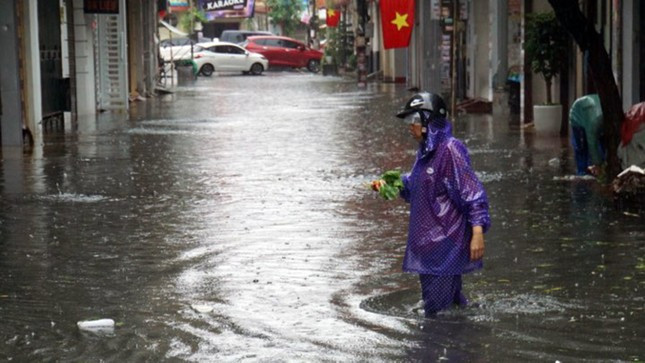 Một khu dân cư phường Cát Bi (Hải An, Hải Phòng) bị cô lập bởi nước mưa, độ sâu 30-40cm. Thông tin từ Công ty TNHH MTV Thoát nước Hải Phòng, mưa lớn xuất hiện từ 3h ngày 9/6, kéo dài đến trưa cùng ngày. Lượng mưa đo được khoảng 260mm. Khoảng 10h cùng ngày, mưa lớn kết hợp triều cường dâng lên cao dẫn đến hàng loạt tuyến phố trung tâm ngập sâu 30-60cm. Trong đó, khu vực 312 Hùng Vương (Hồng Bàng), một số điểm khu vực Lê Hồng Phong, Bùi Thị Từ Nhiên (Hải An) ngập sâu tới 60cm. Theo TTXVN, mưa to kéo dài từ đêm 8/6 kéo dài đến trưa 9/6 gây ngập lụt ở nhiều nơi, đặc biệt là khu vực thành phố Uông Bí, huyện Hải Hà, thành phố Cẩm Phả, thị xã Đông Triều, tỉnh Quảng Ninh. Lượng mưa ghi nhận tại thành phố Uông Bí trên 100mm tiềm ẩn nguy cơ xảy ra lũ quét, sạt lở, sụt lún. Nhiều tuyến đường tại thành phố Uông Bí bị ngập sâu gây ách tắc cục bộ khiến nhiều xe ô tô bị chết máy, ngập nước. Đến trưa 9/6, chưa ghi nhận thiệt hại về người, nhiều diện tích lúa, hoa màu của người dân bị thiệt hại.