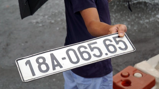 Một số ô tô bị sóng nước đánh rơi biển số, được cảnh sát giữ chờ chủ nhân tới nhận.