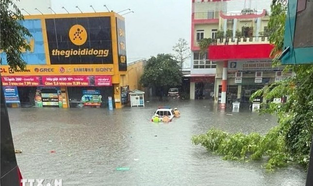 Mưa lớn gây ngập ở thành phố Uông Bí. Ảnh: TTXVN
