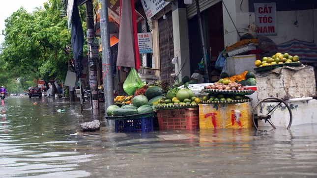 Tại phố Cát Bi, khu vực chợ dân sinh cũng ngập sâu từ sáng sớm, nhiều gia đình kê hàng hóa lên kệ 30-40cm.
