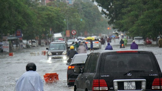 Tới trưa cùng ngày, dù mưa có giảm nhưng phố Lạch Tray vẫn trong tình trạng ngập sâu.