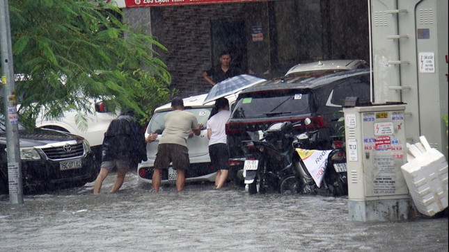 Cũng theo ghi nhận của PV, dọc tuyến phố Lạch Tray và phố Cát Bi, nhiều ô tô bị chết máy do nước ngập sâu. Trong ảnh, người dân đẩy ô tô lên vỉa hè phố Lạch Tray nhưng nước vẫn ngập nửa bánh xe.