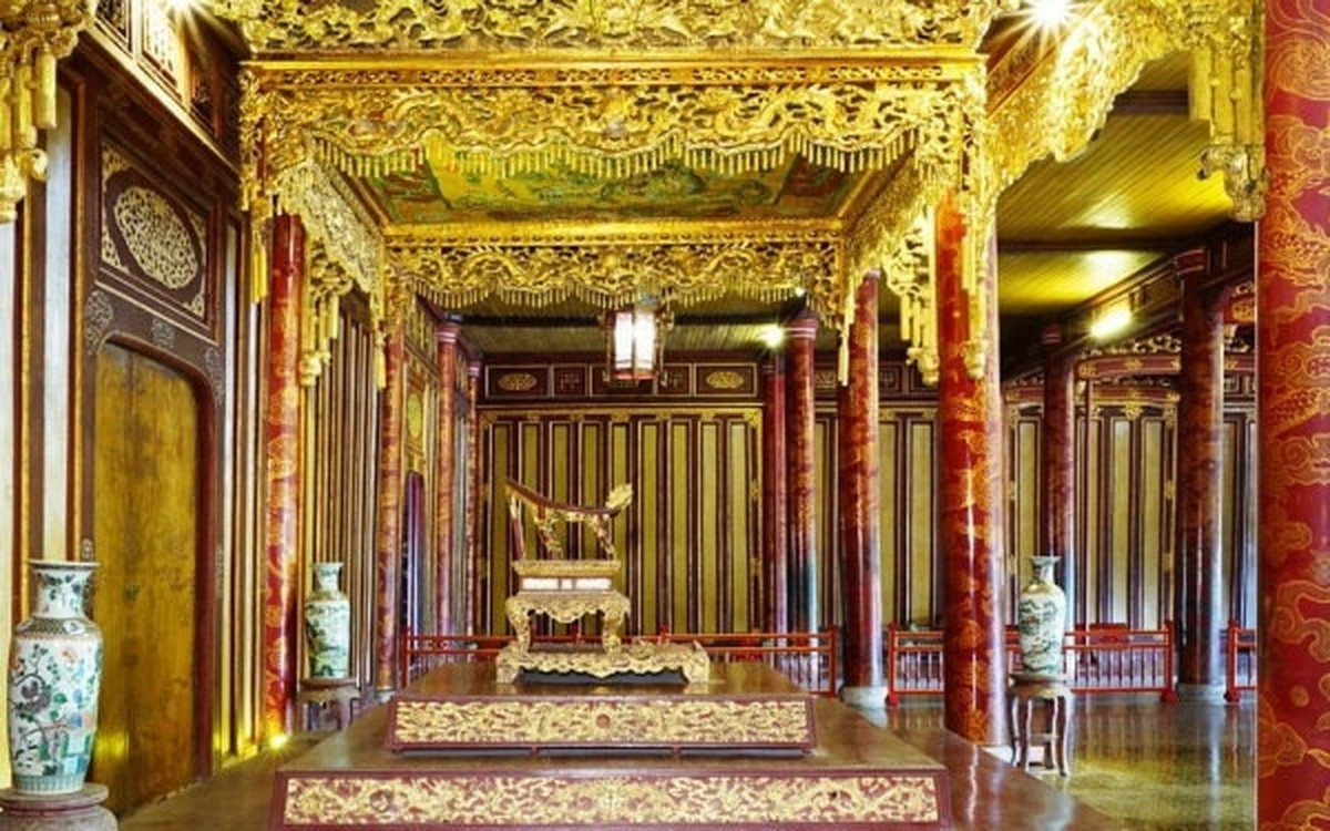 Hiện nay, duy nhất ngai vàng của triều Nguyễn còn tồn tại. Theo nhà nghiên cứu Phan Thuận An, chiếc ngai cao 101 cm, rộng 72 cm, dài 87 cm. Phần đế dài 118 cm, rộng 90 cm, cao 20 cm. Phía trên ngai có bửu tán thếp vàng lộng lẫy. Tất cả đều được làm bằng gỗ với các hình ảnh trang trí rồng mang ý nghĩa cầu phúc, thọ, may mắn.