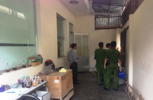 Cơ quan công an đang tiến hành khám nghiệm hiện trường vụ trộm xảy ra tại phòng giao dịch Thái Sơn, chi nhánh 2 ngân hàng Vietinbank.