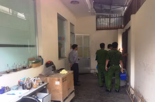 Cơ quan công an đang tiến hành khám nghiệm hiện trường vụ trộm xảy ra tại phòng giao dịch Thái Sơn, chi nhánh 2 ngân hàng Vietinbank.