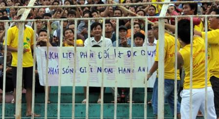Cổ động viên Thanh Hóa phản đối K+.