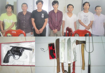 Băng cướp do Hồ Duy Trúc cầm đầu (Trúc đứng thứ hai từ trái sang) và dao, mã tấu mà băng cướp sử dụng.