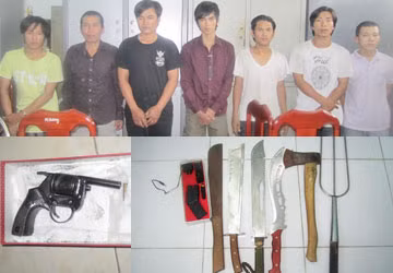 Băng cướp do Hồ Duy Trúc cầm đầu (Trúc đứng thứ hai từ trái sang) và dao, mã tấu mà băng cướp sử dụng.
