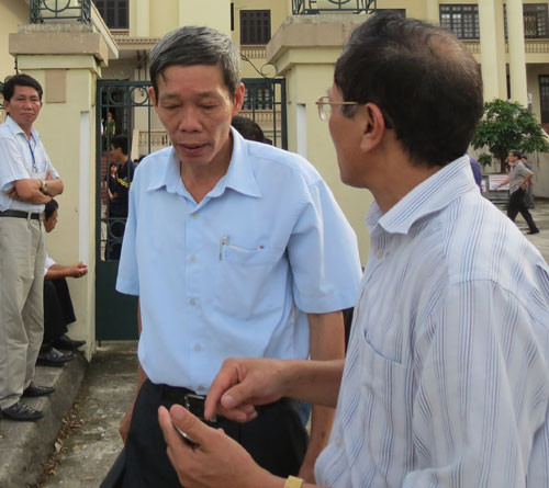 Giám định viên Lê Viết Cần (trái) trả lời khá rành rọt về các vấn đề kỹ thuật giám định.