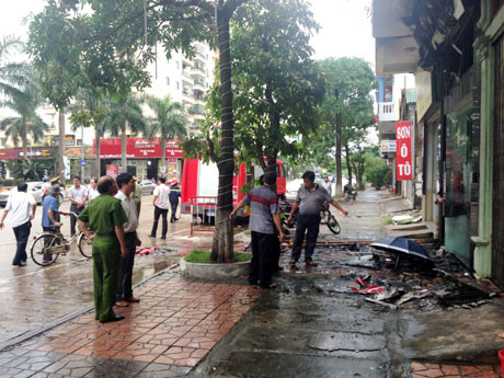 Các lực lượng chức năng điều tra nguyên nhân cháy.