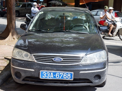 Xe này cũng đỗ hết phần đường dành cho người đi bộ tại phố Thể Giao (gần trụ sở Thanh tra giao thông Hà Nội).