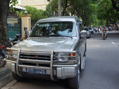 Xe biển xanh đỗ dưới lòng đường tại phố Nguyễn Bỉnh Khiêm.