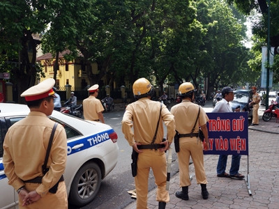 Theo Phòng CSGT đường bộ, đường sắt (PC67) Công an TP Hà Nội, kể từ khi triển khai việc xử lý xe biển xanh (16/7) đến nay, 21 trường hợp xe biển xanh bị xử lý vi phạm luật giao thông trên địa bàn thành phố Hà Nội.