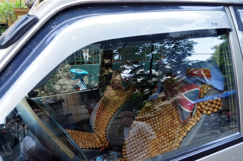 Bên trong chiếc xe đỗ sai quy định.