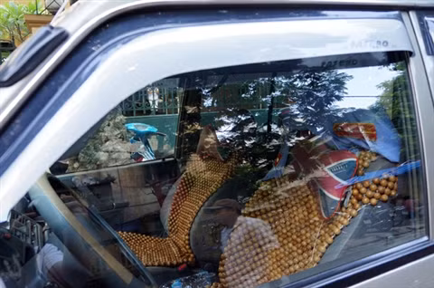 Bên trong chiếc xe đỗ sai quy định.