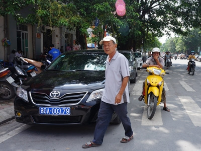 Chiếc xe đỗ dưới lòng đường, chiếm hết vạch sơn dành cho người đi bộ tại đường Trần Hưng Đạo., Hà Nội.