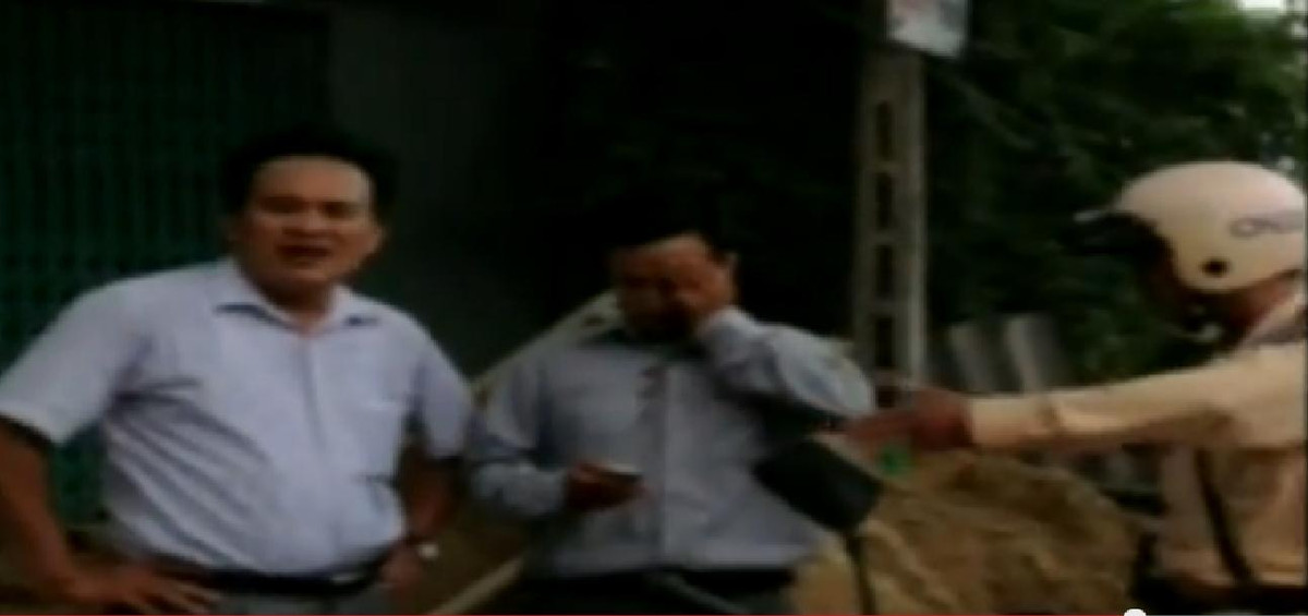 Khi “khống chế” được hai đối tượng vi phạm, CSGT muốn đưa đến bệnh viện nhưng bị hai người này từ chối.