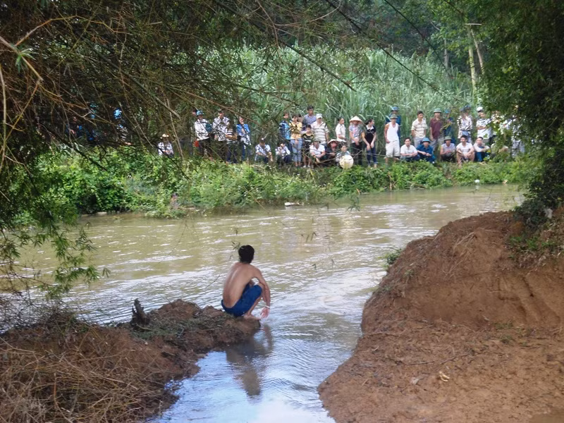 Rất nhiều người kéo đến cùng gia đình nạn nhân tìm kiếm thi thể.