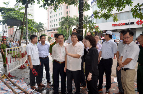 Bà Vũ Thị Thu Thủy, Phó Chủ tịch UBND tỉnh Quảng Ninh kiểm tra hiện trường vụ hỏa hoạn.