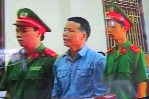 Đoàn Văn Vươn trước tòa - Ảnh chụp lại màn hình