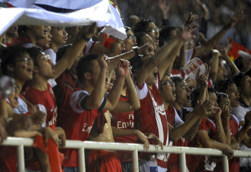 Những tiếng hô vang Arsenal ngay cả dưới trời mưa to.