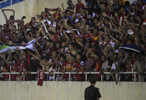 Những cánh tay vẫy chào...