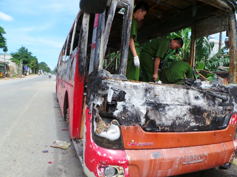 Phần đầu xe cũng bị “bà hỏa” thiêu rụi.