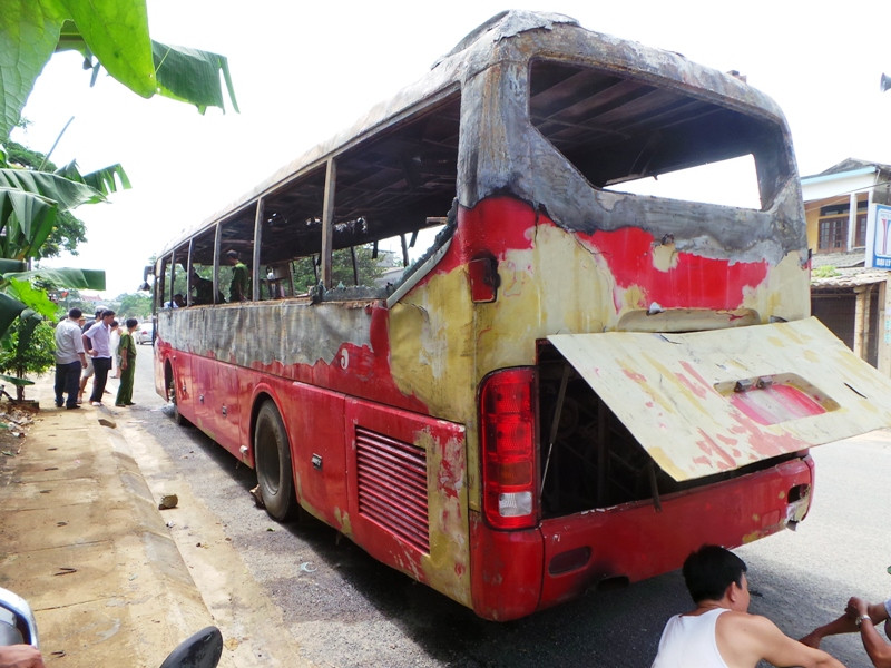 Chiếc xe khách sau 1 đêm chỉ còn một bộ khung.