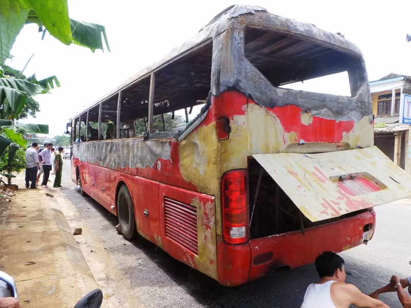 Chiếc xe khách sau 1 đêm chỉ còn một bộ khung. Chiếc xe khách sau 1 đêm chỉ còn một bộ khung.